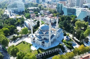 Vista aérea de la Gran Mezquita de Tirana con el paisaje urbano de la capital de Albania