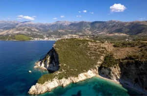 Vista panorámica de la Riviera Albanesa con costa rocosa, mar turquesa y montañas al fondo