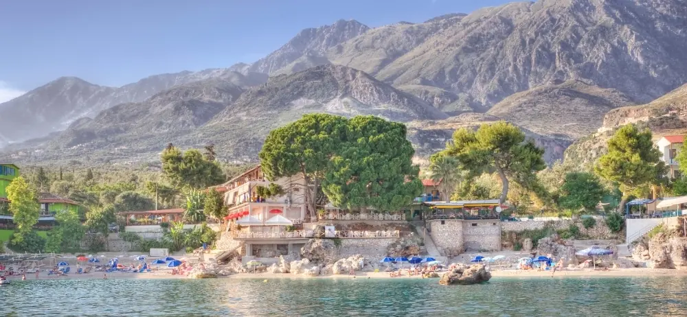 Vista de la Riviera Albanesa con aguas cristalinas, costa y relieve montañoso