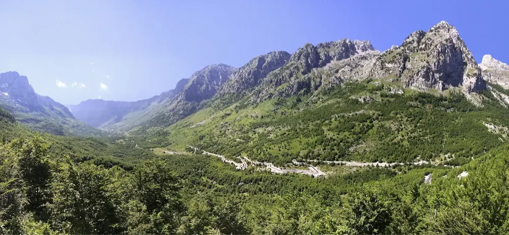 Paisaje de montaña en Albania con valle amplio y sensación de ruta
