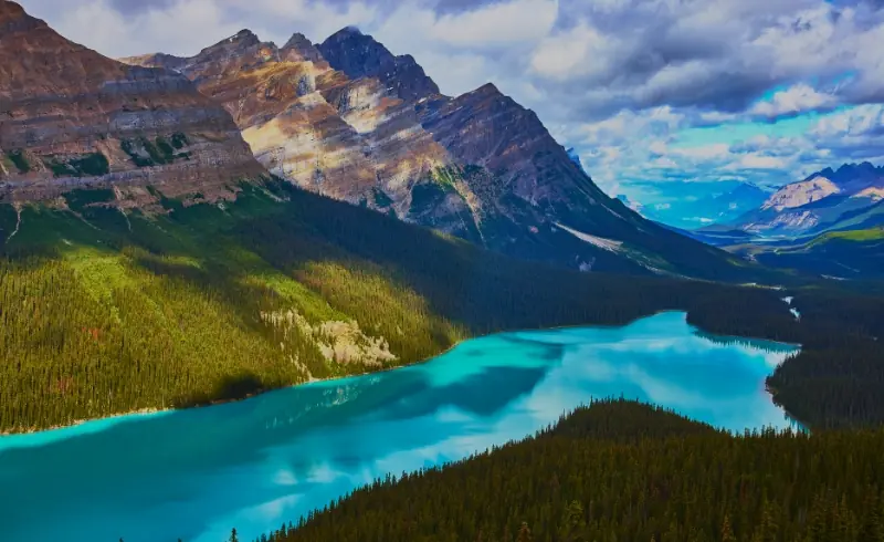 Lago turquesa rodeado de bosques y montañas en Canadá