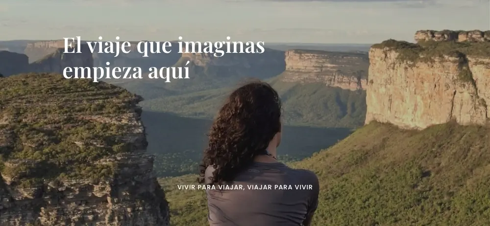 Viajera contemplando un gran paisaje de montaña durante un viaje