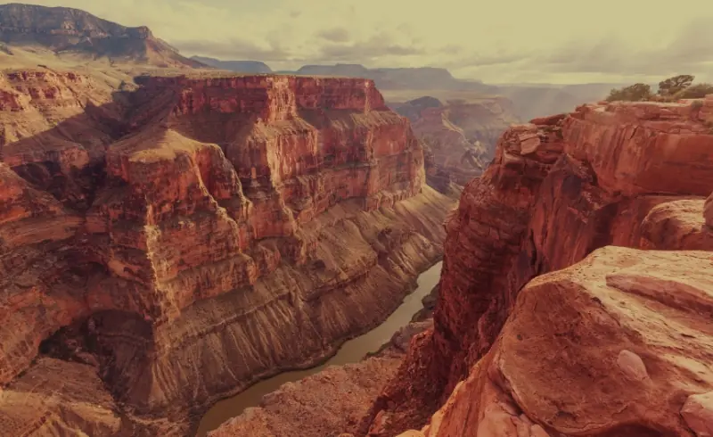 Paisaje del Gran Cañón en Estados Unidos con formaciones rocosas rojizas