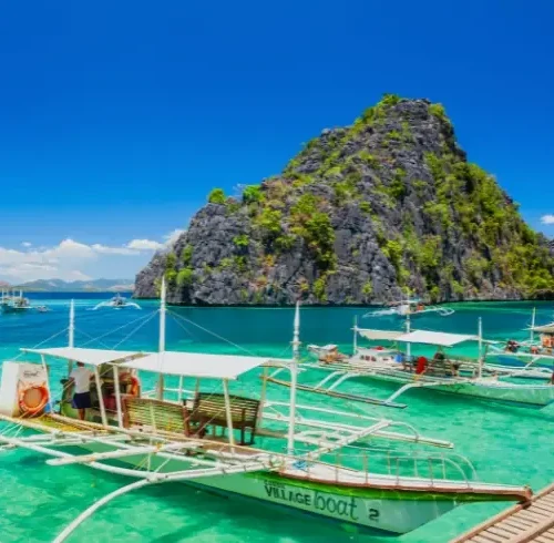 Paisaje tropical de la laguna azul en la bahía de Isla Coron en Palawan
