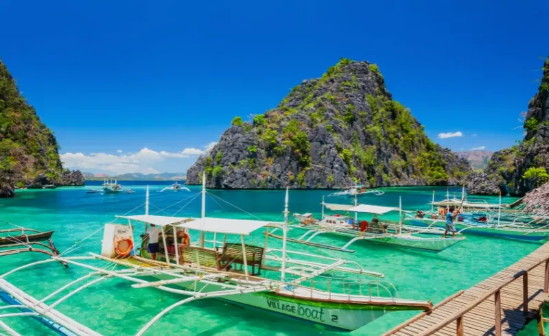 Paisaje tropical de la laguna azul en la bahía de Isla Coron en Palawan