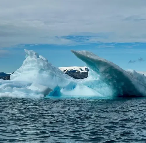 Icebergs azules flotando en aguas del Ártico junto a la costa de Groenlandia