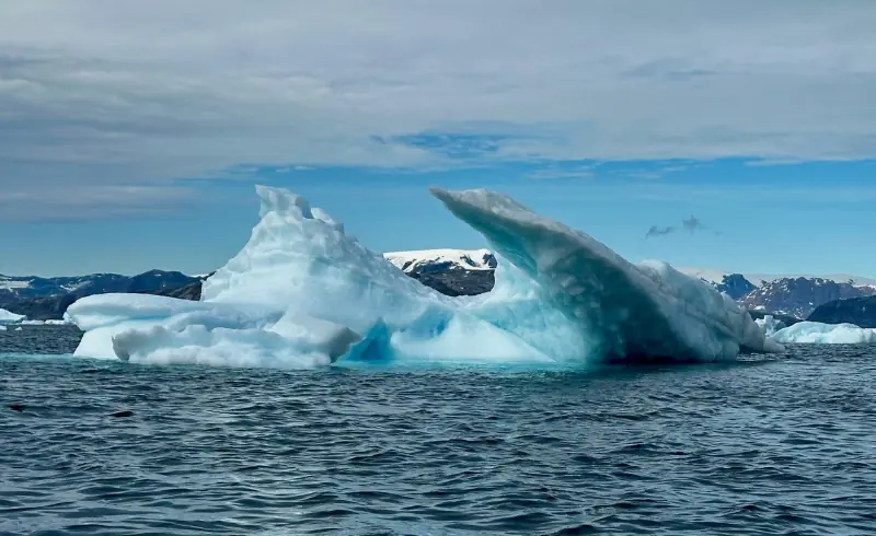 Icebergs azules flotando en aguas del Ártico junto a la costa de Groenlandia