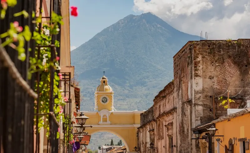Antigua, Guatemala con el Arco de Santa Catalina y el Volcán de Agua al fondo