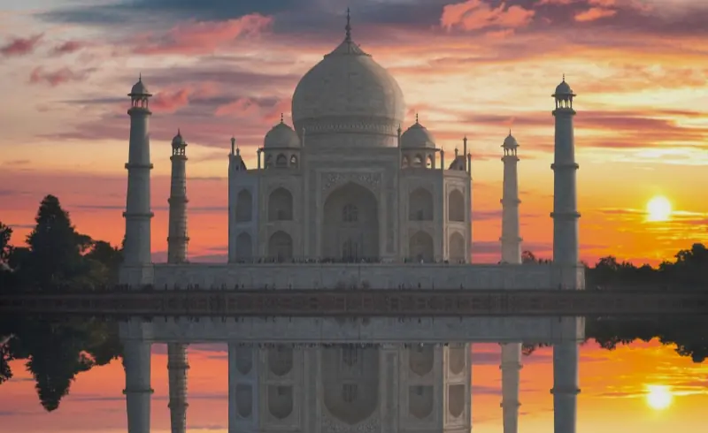 Mausoleo de mármol blanco en la ciudad de Agra. Taj Mahal.