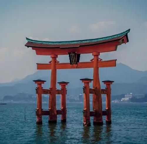 Torii rojo del santuario Itsukushima sobre el agua en Japón