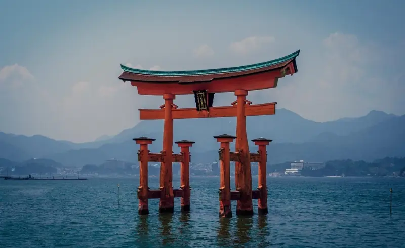 Torii rojo del santuario Itsukushima sobre el agua en Japón
