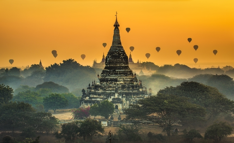 Ascenso de globos aerostáticos al amanecer sobre Bagan y sus templos