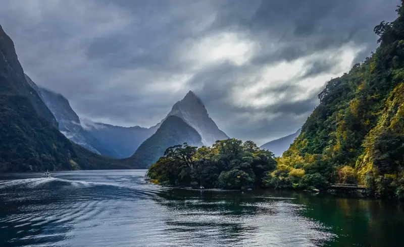 Fiordo de Milford Sound con montañas y agua en Nueva Zelanda