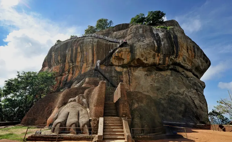 Restos de la antigua fortaleza de roca de Sigiriya llamada la Roca del León