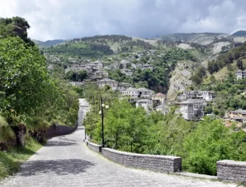 Calle histórica en una ciudad de Albania durante un viaje clásico