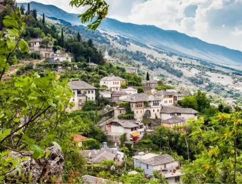 Aldea tradicional en las montañas del sur de Albania