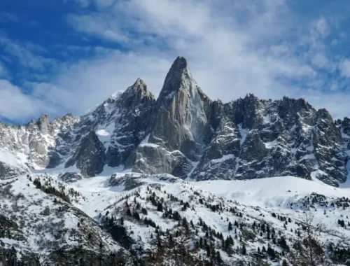 Picos de los Alpes Albaneses nevados en el norte de Albania