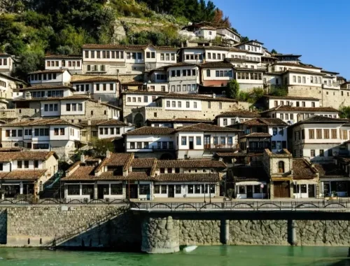 Ciudad histórica de Albania en una ruta completa por el país