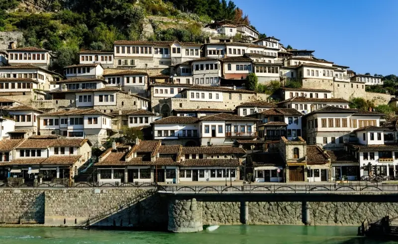 Ciudad histórica de Albania en una ruta completa por el país