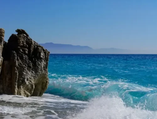 Costa de Albania en un viaje clásico entre cultura y paisajes