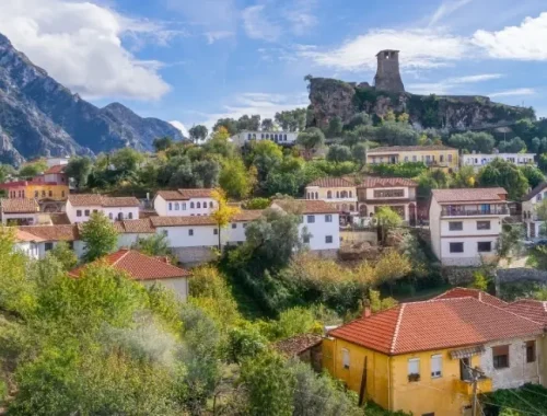 Pueblo tradicional en el norte de Albania rodeado de montañas
