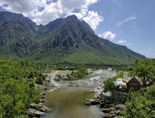 Paisaje de montaña en el interior de Albania durante un viaje por el país