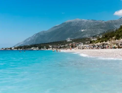 Paisaje de costa y montaña en Albania durante un viaje por el país