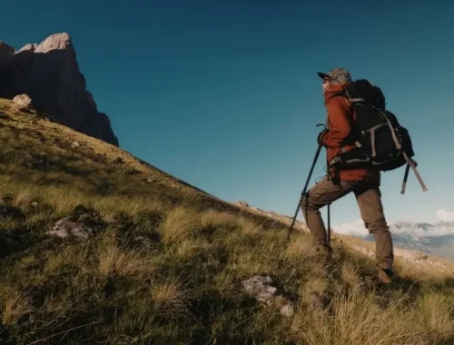 Senderista en ruta por las montañas del sur de Albania
