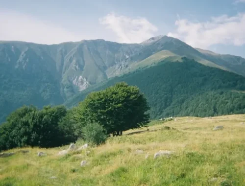 Paisaje de montaña en una ruta de trekking por el sur de Albania