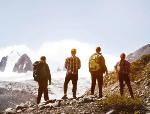 Senderistas en ruta por los Alpes Albaneses, en el norte de Albania