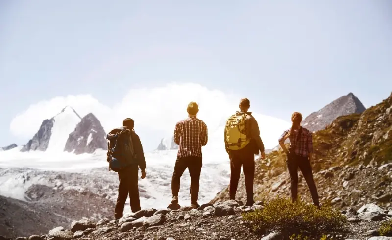 Senderistas en ruta por los Alpes Albaneses, en el norte de Albania