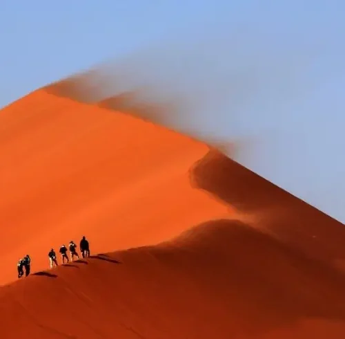 Grupo de viajeros subiendo la duna Sossusvlei