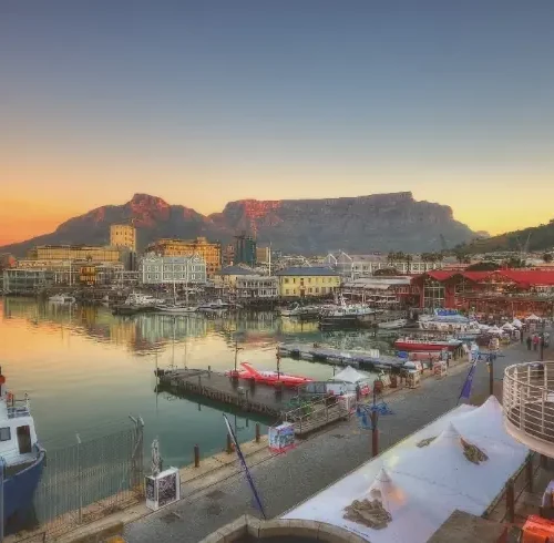 Vista del puerto de Ciudad del Cabo con Table Mountain al fondo en Sudáfrica