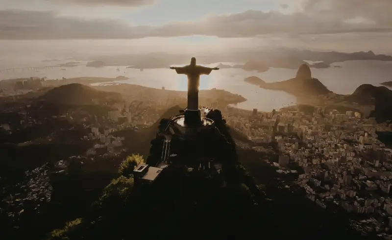 Cristo Redentor sobre Río de Janeiro al amanecer en Brasil