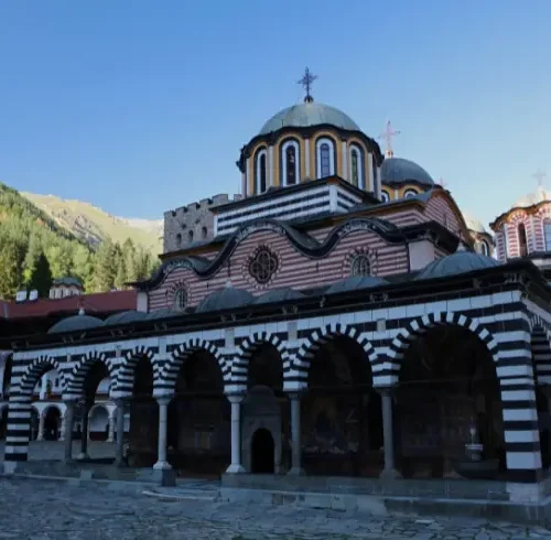 Monasterio de Rila en Bulgaria rodeado de montañas
