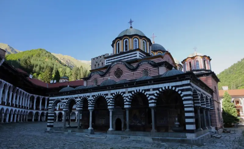 Monasterio de Rila en Bulgaria rodeado de montañas
