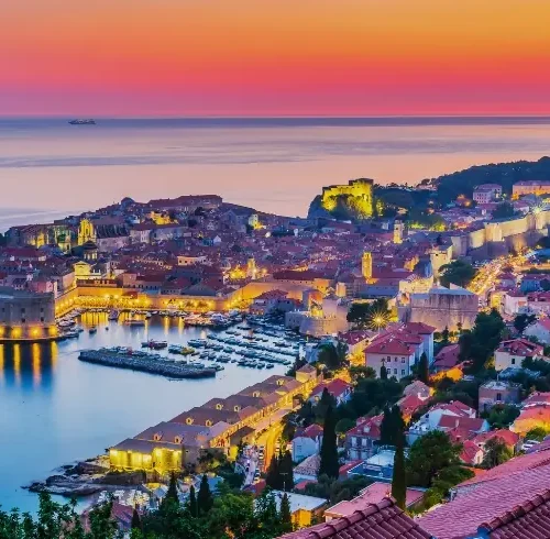 Ciudad costera de Croacia iluminada al atardecer junto al mar