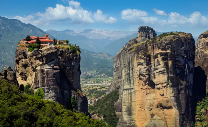 Monasterios de Meteora sobre formaciones rocosas en Grecia