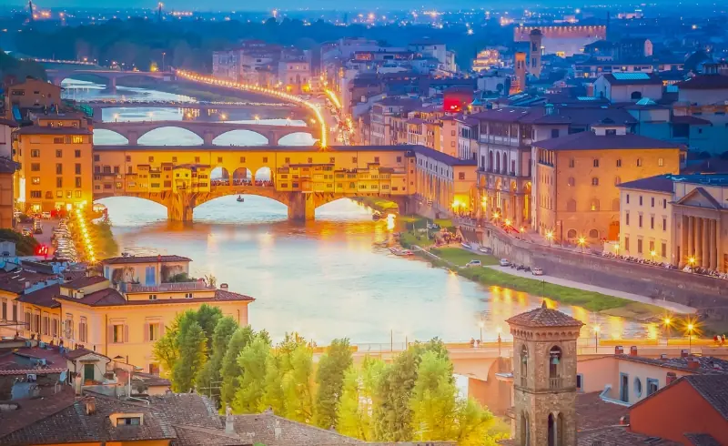 Vista panorámica de Florencia iluminada al atardecer en Italia