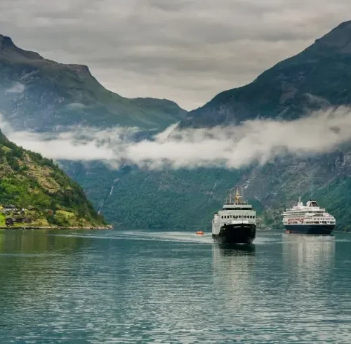 Fiordo de Noruega con cruceros entre montañas