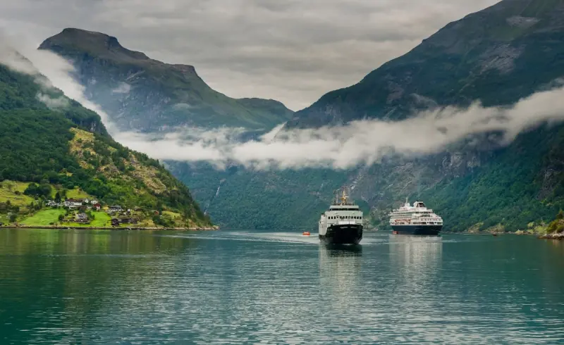 Fiordo de Noruega con cruceros entre montañas