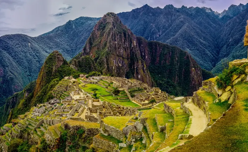 Machu Picchu entre montañas en Perú