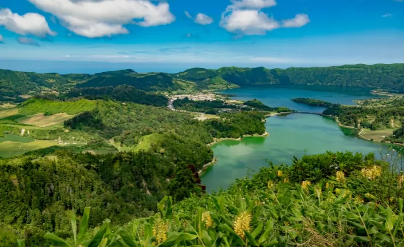 Lago volcánico entre paisajes verdes en las Azores, Portugal