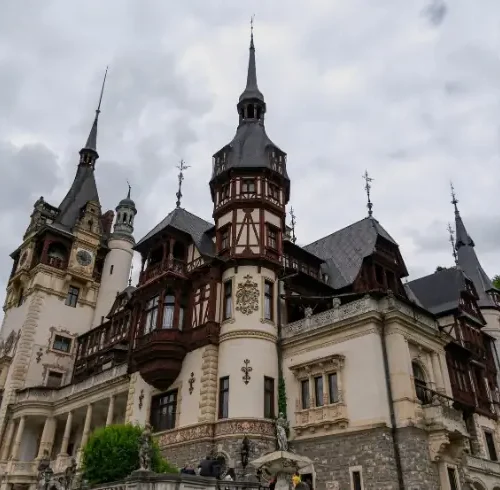 Castillo de Peleș en Rumanía rodeado de bosque y montañas
