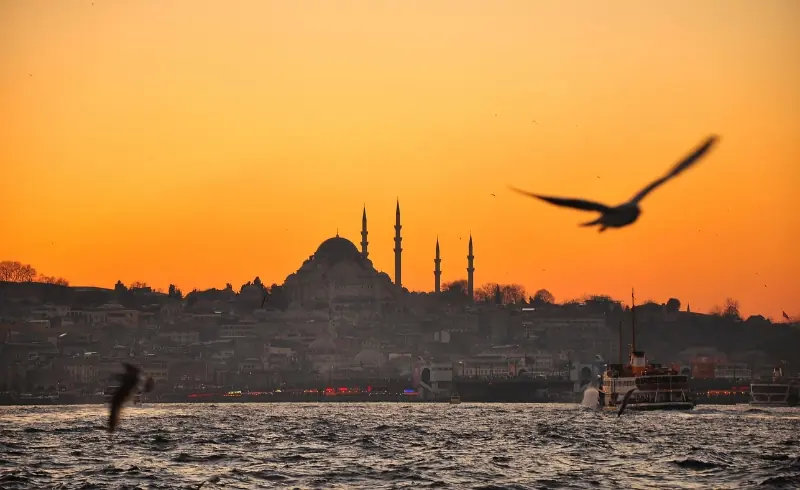 Mezquita de Estambul al atardecer junto al Bósforo