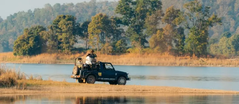 Safari en Tanzania con jeep junto al agua y paisaje natural